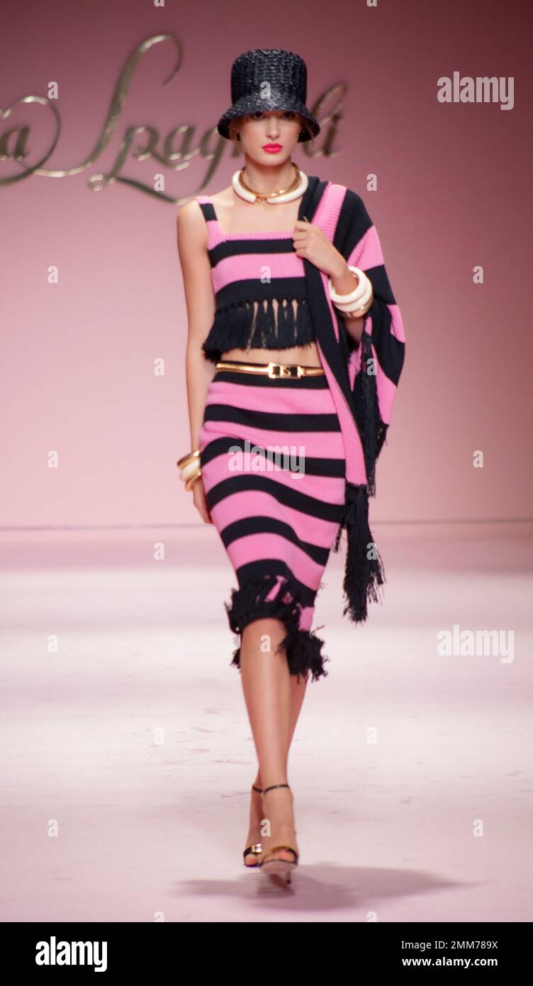 Luisa Spagnoli Catwalk Mailand Fashion Week 22 Stockfoto