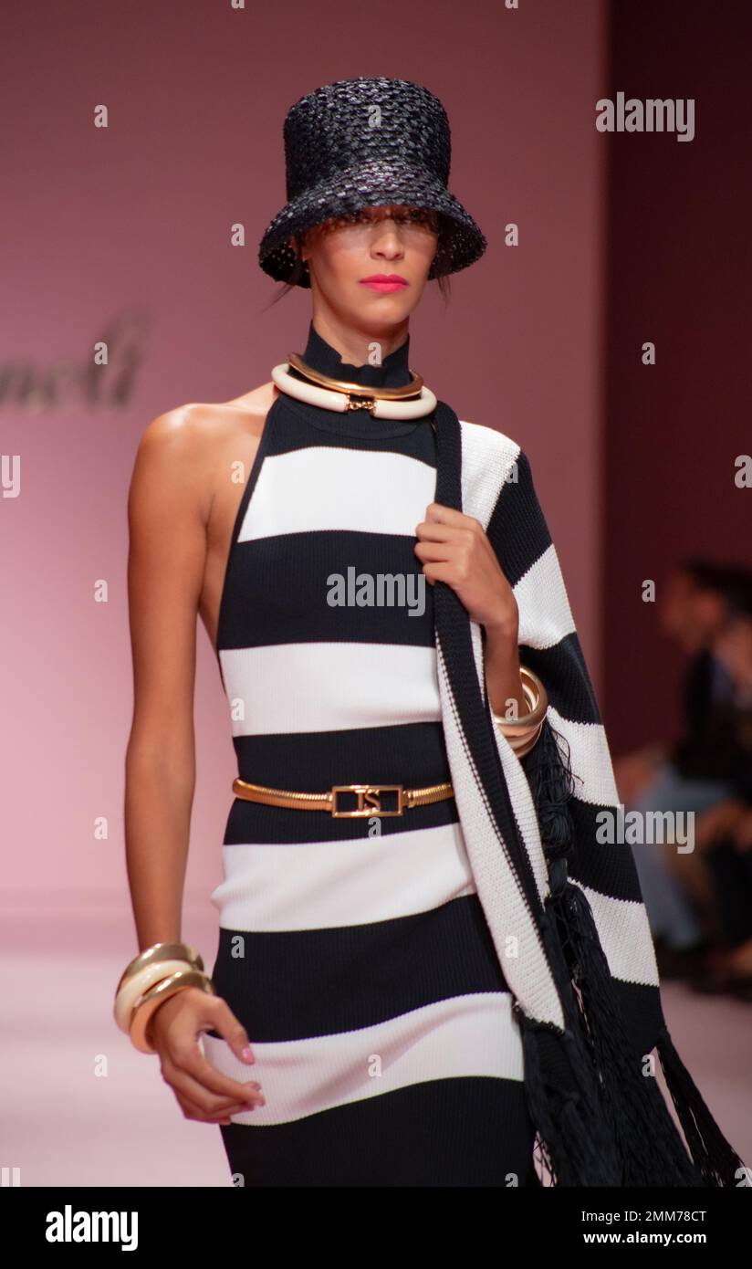 Luisa Spagnoli Catwalk Mailand Fashion Week 22 Stockfoto