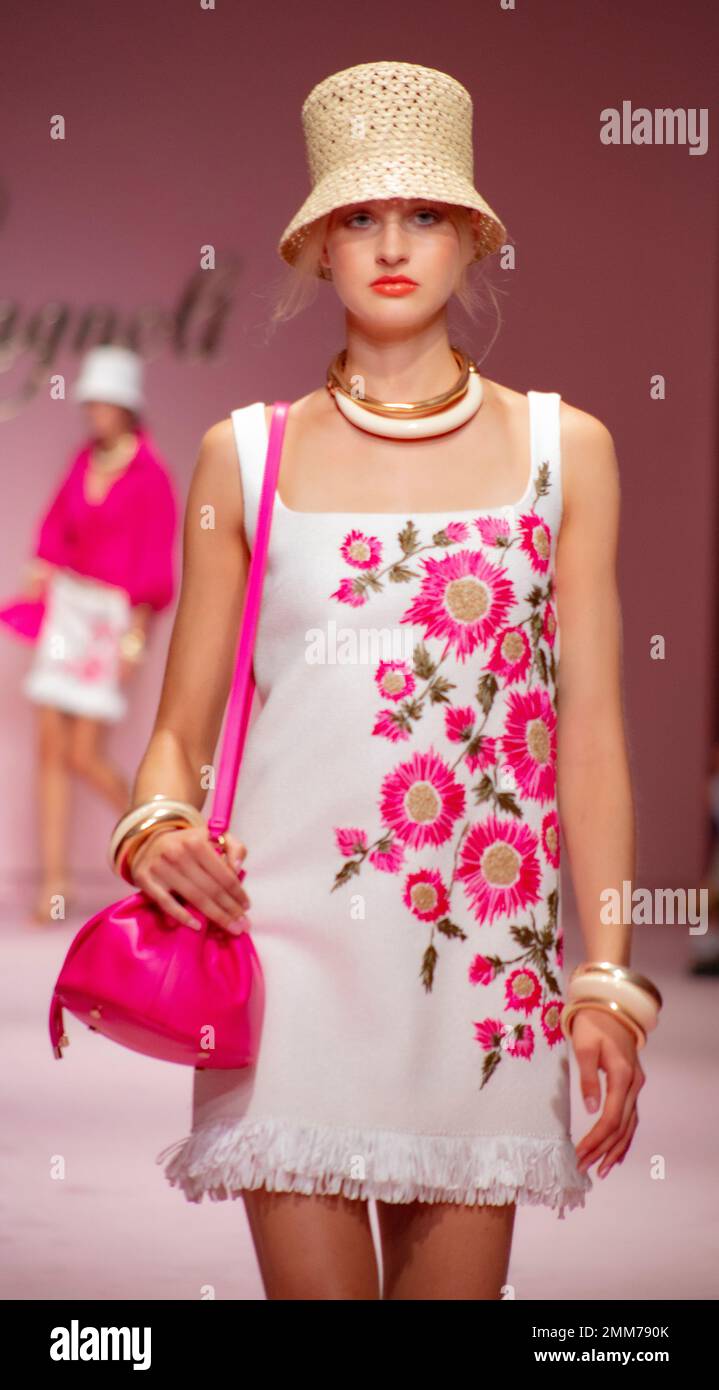 Luisa Spagnoli Catwalk Mailand Fashion Week 22 Stockfoto