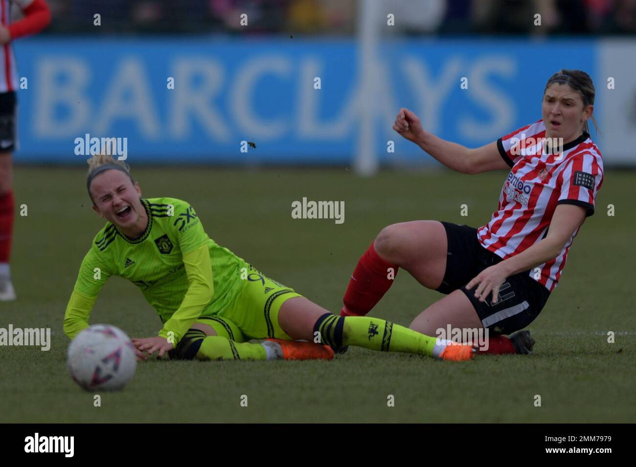 Hetton, Großbritannien. 21. Januar 2023. Martha Thomas von Manchester United wird von Abby Holmes aus Sunderland beim FA-Cup der vierten Runde der Frauen zwischen Sunderland und Manchester United am Sonntag, den 29. Januar 2023, auf der Eppleton CW, Hetton, geformt. (Kredit: Scott Llewellyn | MI News) Kredit: MI News & Sport /Alamy Live News Stockfoto