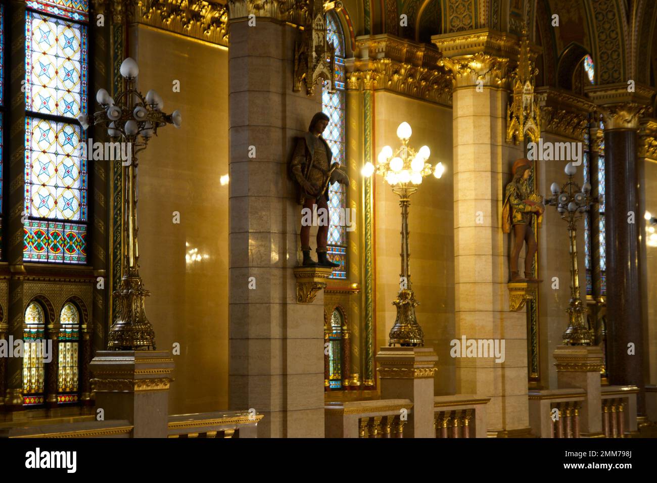 BUDAPEST, UNGARN - 03. MÄRZ 2019: Galerie mit viel Gold, Marmor und Sandstein im Budapester Parlamentsgebäude, Sitz des Stockfoto