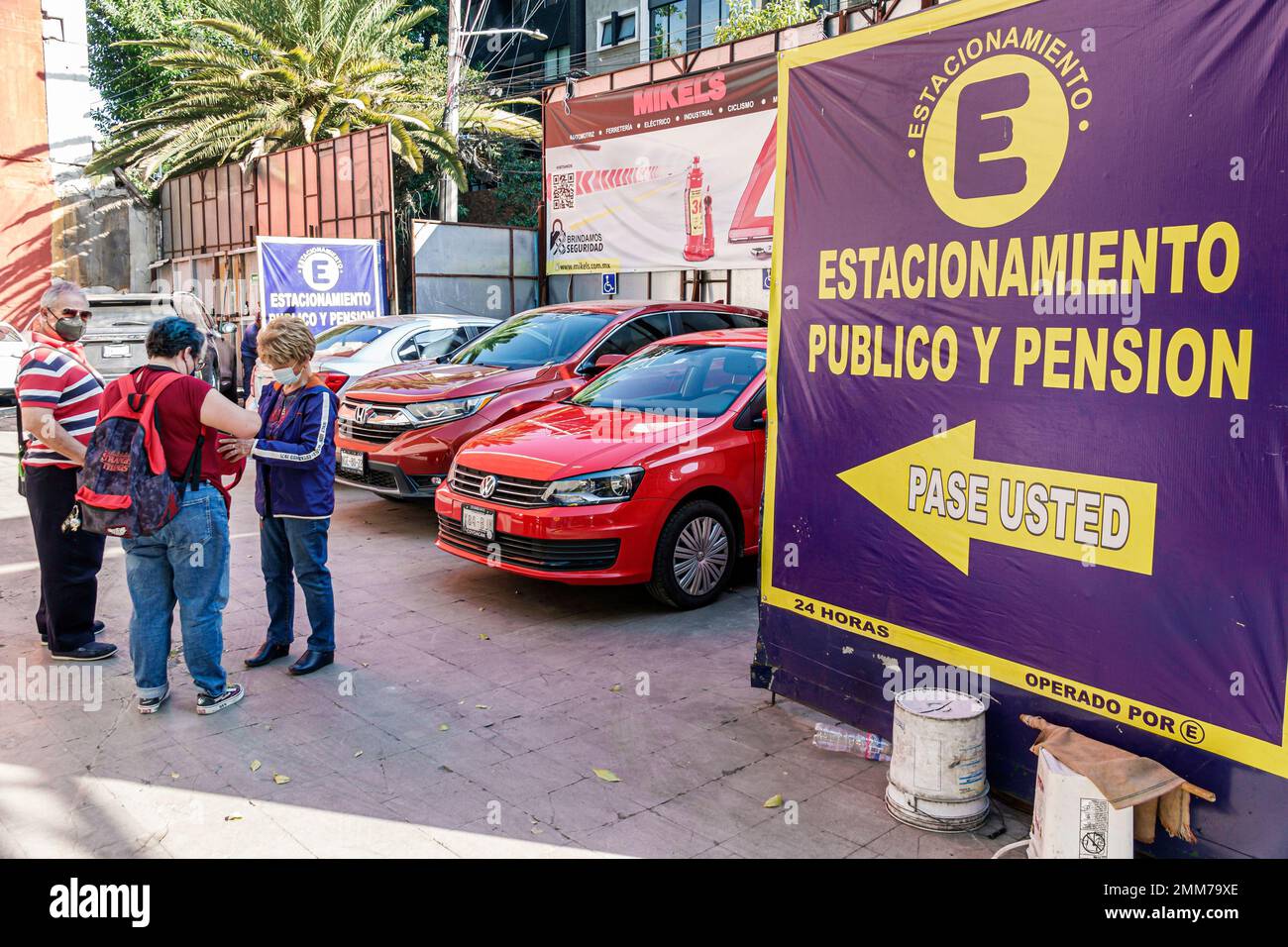 Mexico City, Parkplatz Parkplatz, Männer Männer, Frauen weiblich, Erwachsene, Bewohner, Paare, Schilder Informationen Plakatwand, Stockfoto