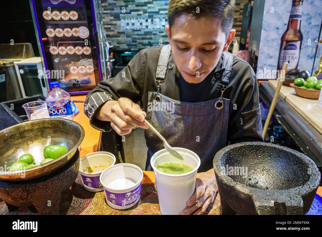 Mexico City, Mercado Roma Multi-Level Gourmet Food Hall Court, Zubereitung Tomatillo Sauce, männliche Männer, Erwachsene Erwachsene, Bewohner, drinnen Stockfoto