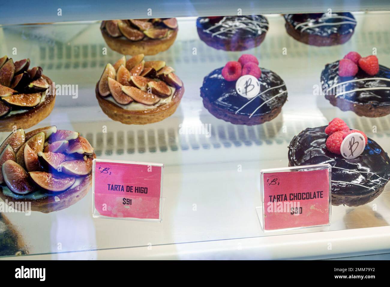 Mexiko-Stadt, Panaderia La Bohene Bäckerei, Desserts Süßigkeiten Obst Feigen Schokoladentorte, innen innen innen innen, Verkauf, Schilderinformationen Stockfoto