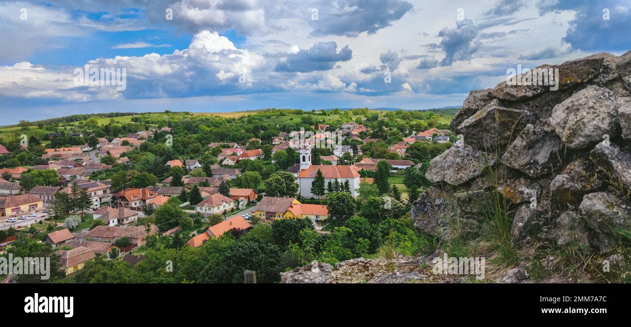 Der Blick auf die Siedlung von Nógrád, fotografiert von den Überresten der Burgmauer Stockfoto