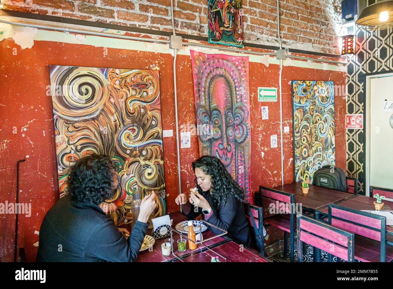 Mexiko-Stadt, Pizzas y Mas Art Dekor Gemälde, Männer Männer, Frauen Frauen weiblich, Erwachsene, Bewohner, Paare, innen innen Indoo Stockfoto
