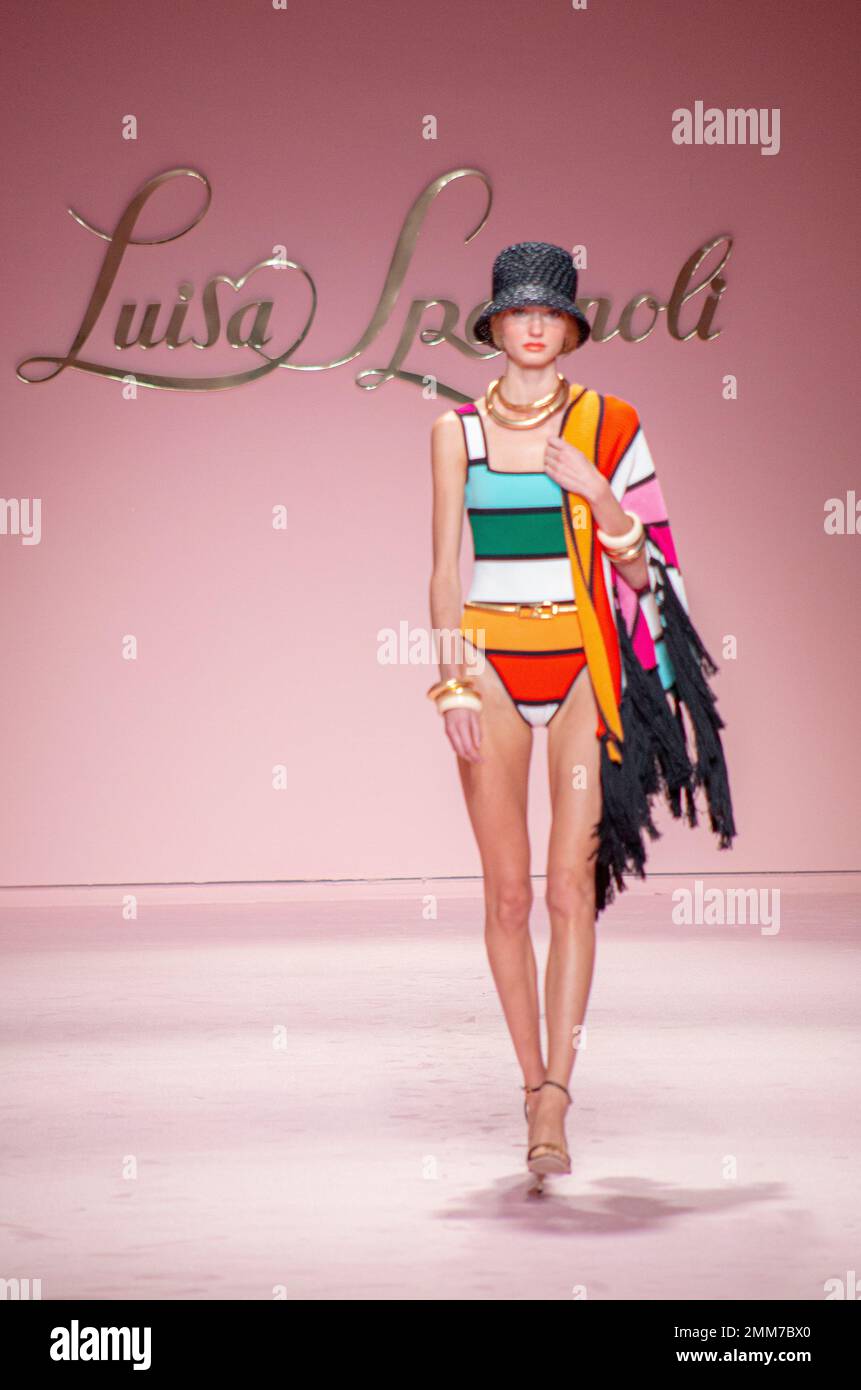 Luisa Spagnoli Catwalk Mailand Fashion Week 22 Stockfoto