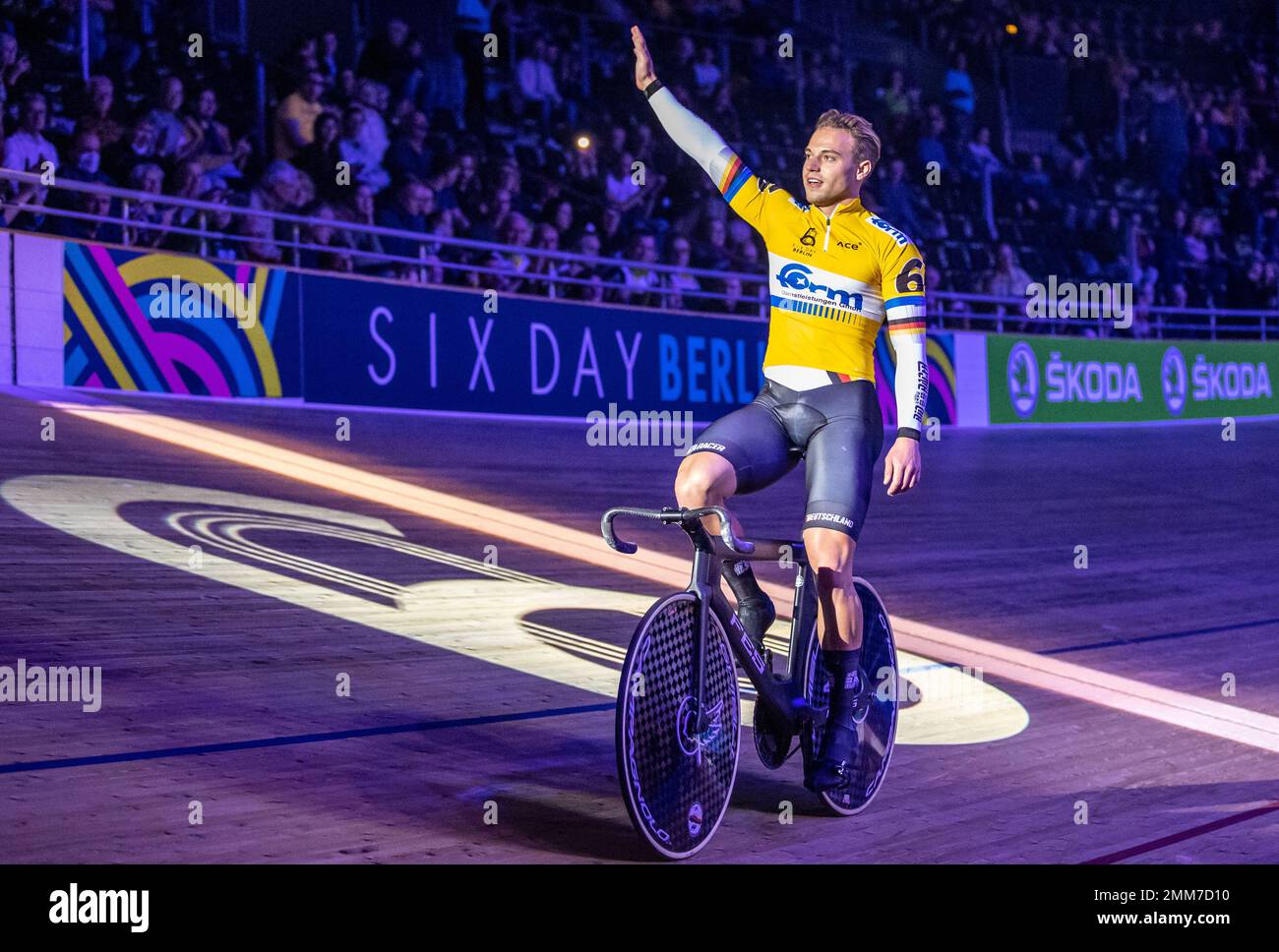 Berlin, Deutschland. 29. Januar 2023. Radfahren: Berlin 6-Tage-Rennen, Wolfram Champions Cup, 250m Flying Time Trial, Männer, Velodrom. Maximilian Dörnbach von Deutschland reitet nach seinem Sieg über die Rennstrecke und dankt den Zuschauern. Kredit: Andreas Gora/dpa/Alamy Live News Stockfoto