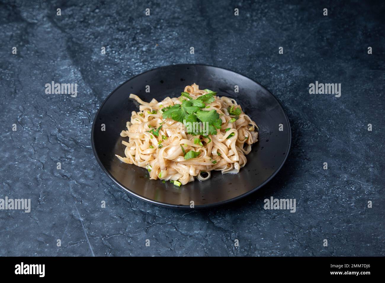 Die thailändische Küche legt den Schwerpunkt auf leicht zubereitete Gerichte mit starken aromatischen Komponenten und würzigen Akzenten Stockfoto