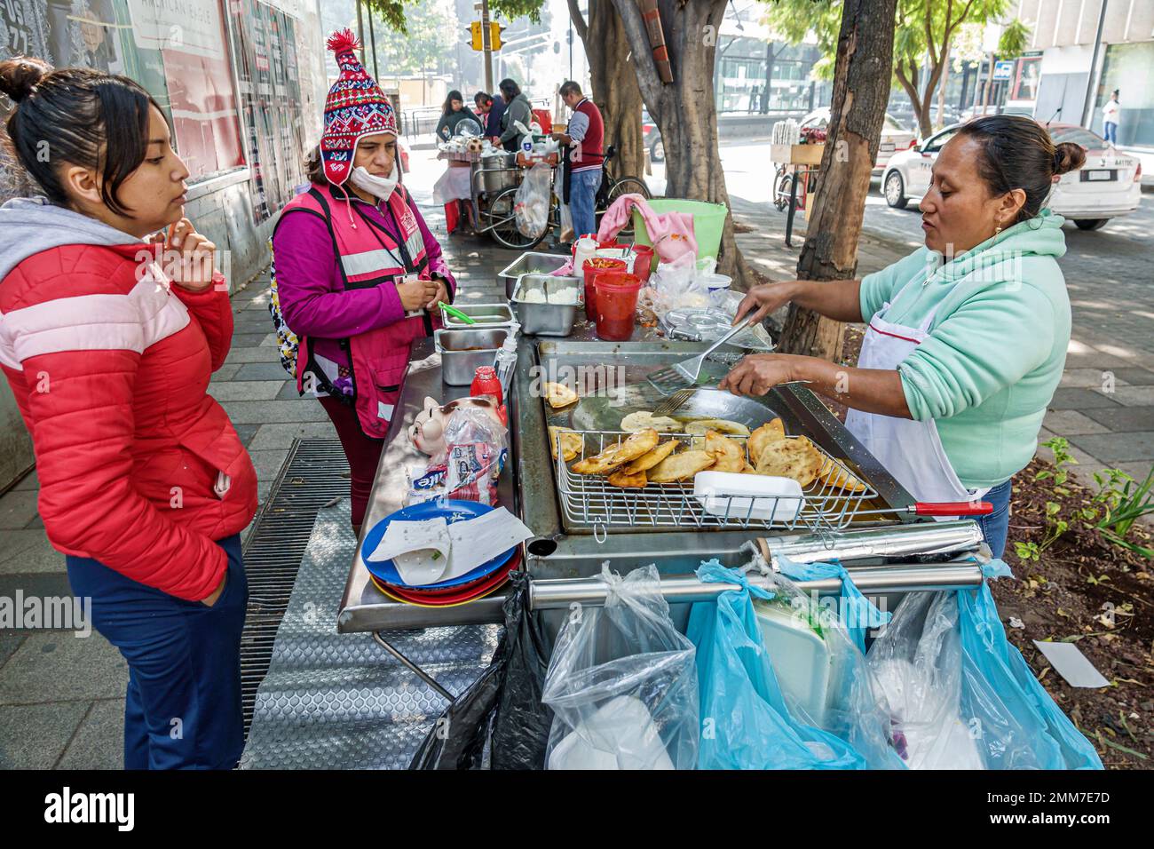 Mexiko-Stadt, Avenida Paseo de la Reforma, Straßenverkäufer, Koch, Kochen, Kochen, Männer, Frauen, weiblich, Erwachsene, Bewohner Stockfoto