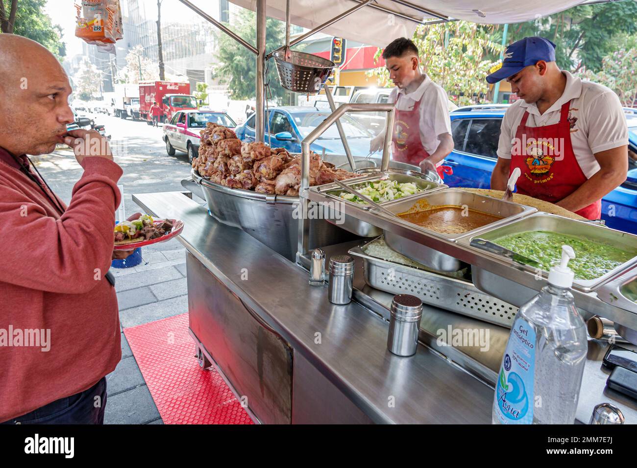 Mexiko-Stadt, Avenida Paseo de la Reforma, Straßenverkäufer, Koch Kochen Kochen Kochen Kochen Kochen Kochen Essen, Carnitas Tacos, männliche Männer, Erwachsene, Bewohner Stockfoto