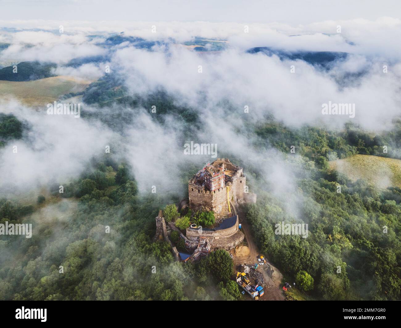 Schloss Hollókő an einem nebeligen und feuchten Sommermorgen Stockfoto