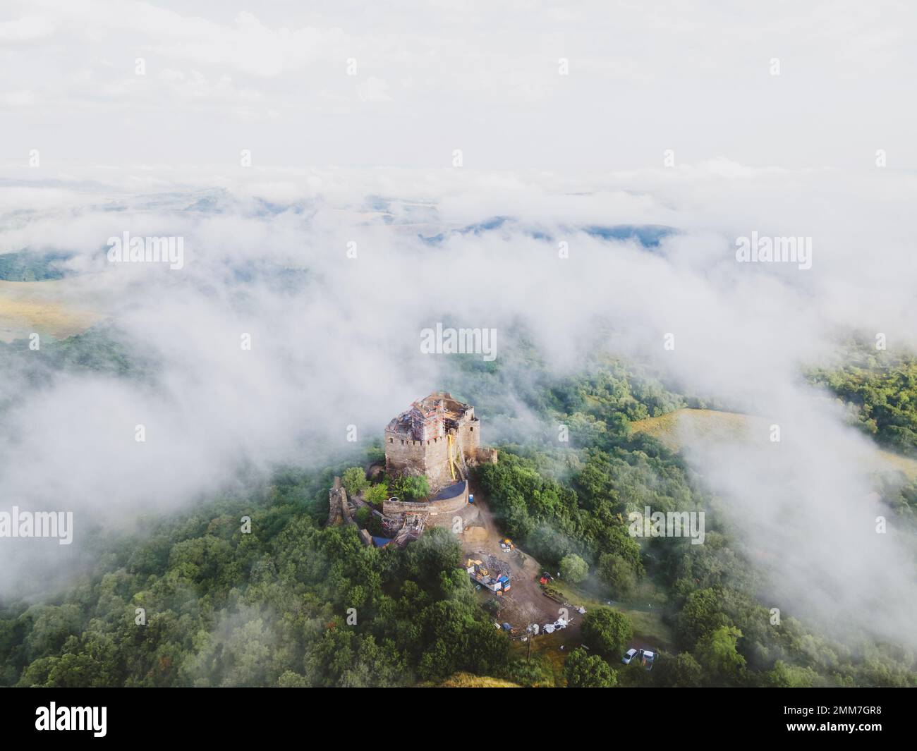 Schloss Hollókő an einem nebeligen und feuchten Sommermorgen Stockfoto