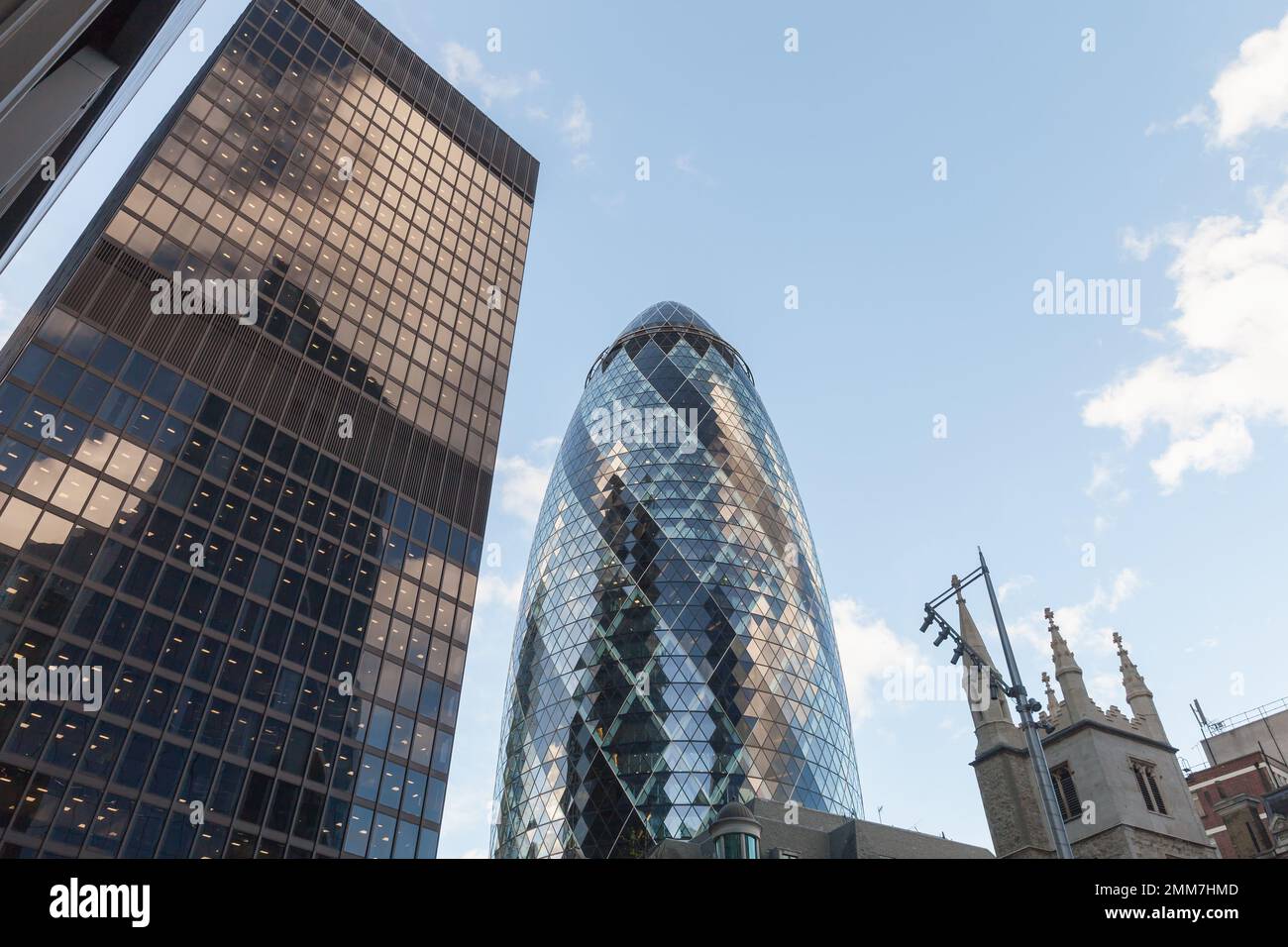 London, Großbritannien - 25. April 2019: Londoner Skyline mit Gherkin Tower Stockfoto