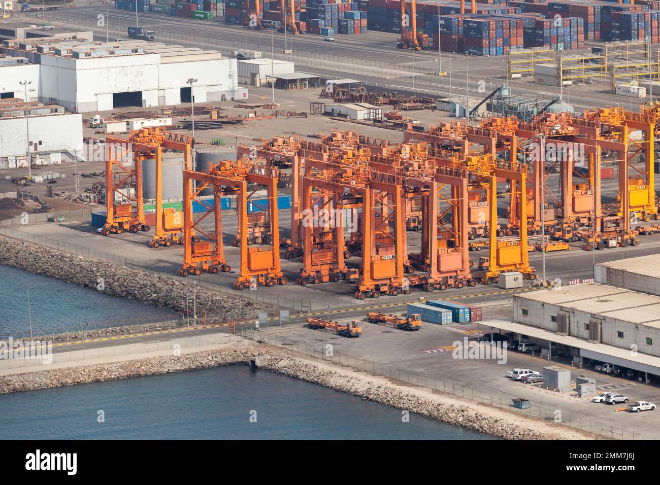 Jeddah, Saudi-Arabien - 22. Dezember 2019: Portalkrane des islamischen Seehafens Jeddah Stockfoto