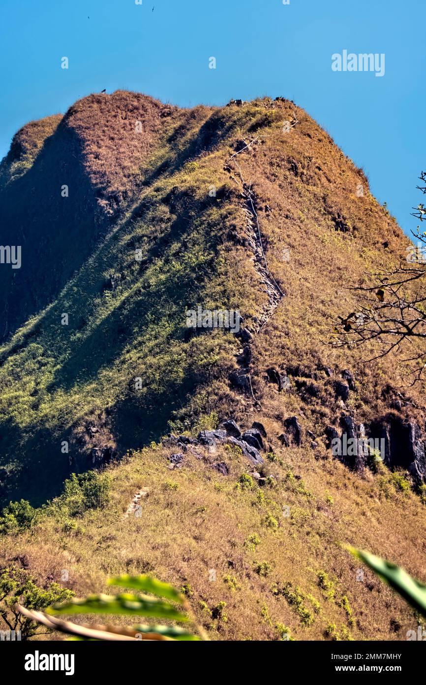 Blick auf die Messerkante Klettern Sie auf Khao Chang Phueak, Thong Pha Phum Nationalpark, Kanchanaburi, Thailand Stockfoto