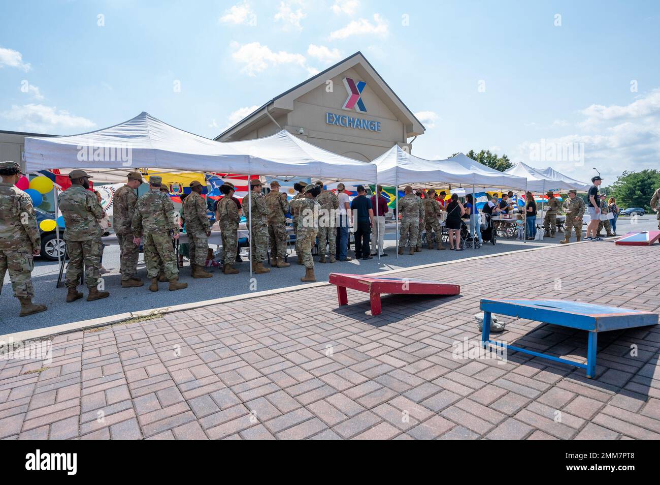 Mitglieder des Teams Dover stehen an der Reihe, um lateinamerikanische Küche bei der Hispanic Heritage Month Block Party auf dem Luftwaffenstützpunkt Dover, Delaware, 15. September 2022, zu probieren. Über 200 Mitglieder des Team Dover nahmen an der diesjährigen Veranstaltung Teil, bei der Speisen, Tischvorführungen lateinamerikanischer Kultur und DJs mit lateinamerikanischer Musik geboten wurden. Stockfoto