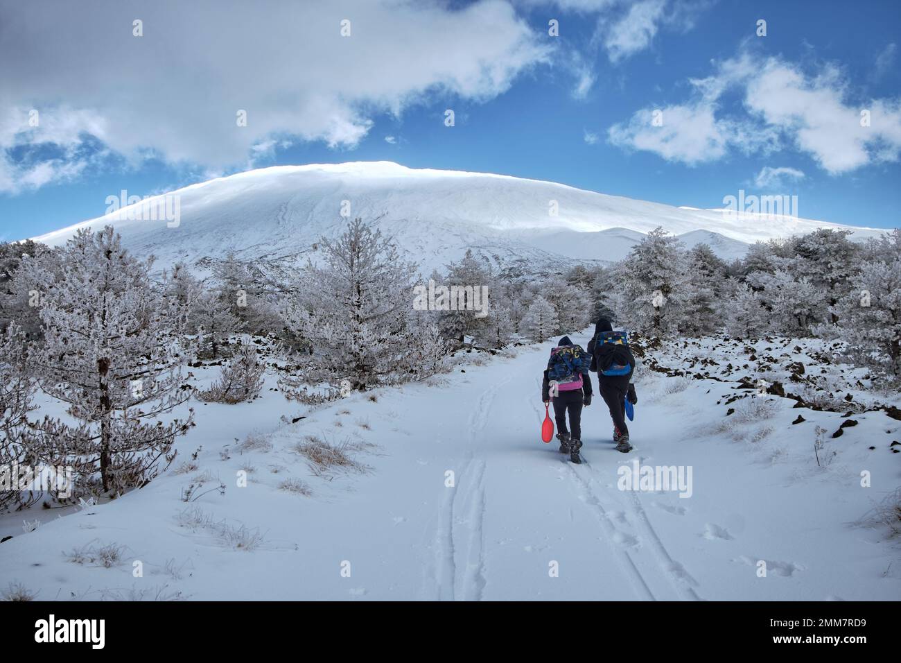 Wandern Sie auf einem schneebedeckten Pfad zum Ätna-Nationalpark in Sizilien, Italien Stockfoto