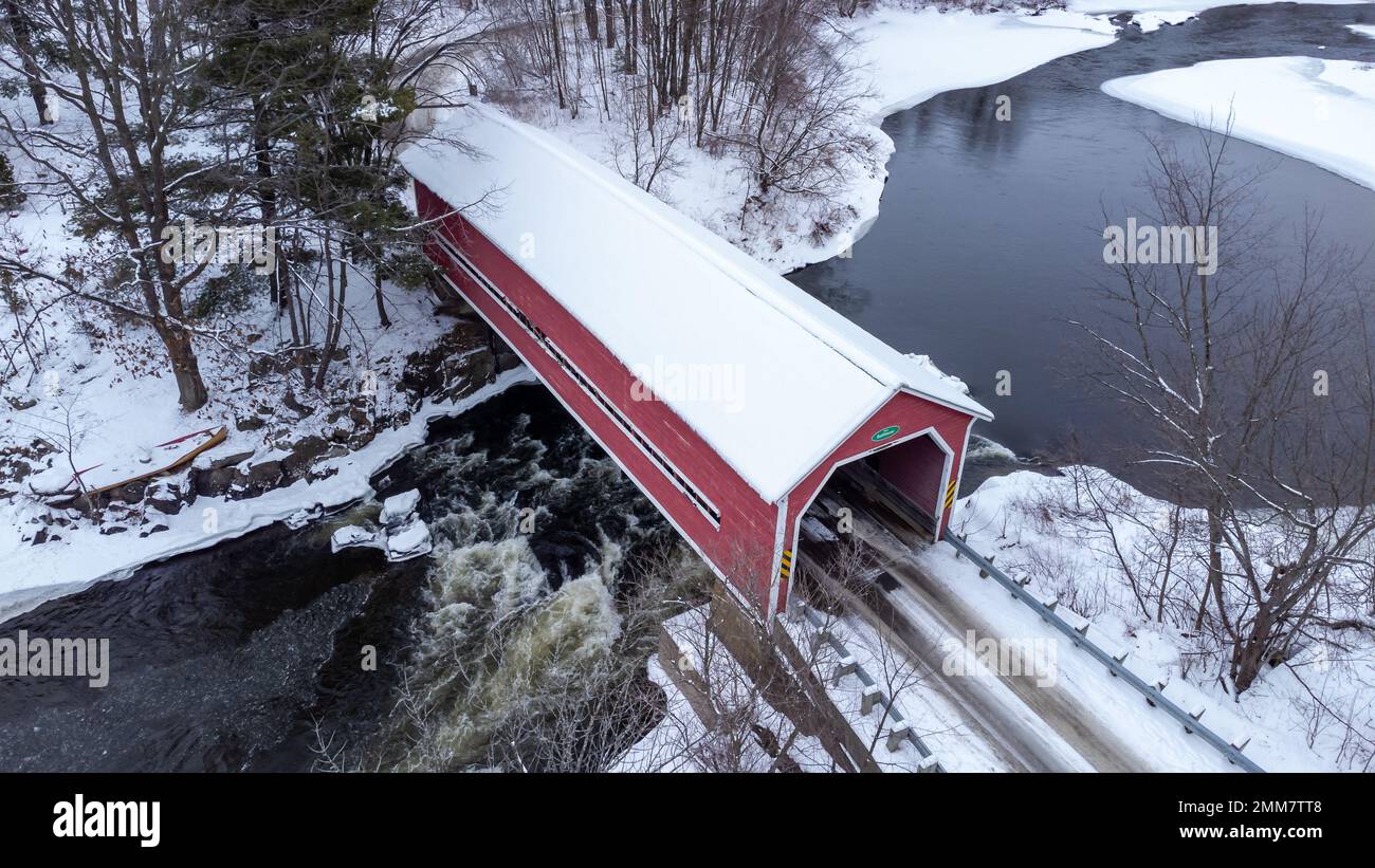Balthazar überdachte Brücke. Erbaut im Jahr 1932 über dem Yamaska River in Brigham, östliche Townships Area, Quebec, Kanada.Sicht auf die Drohne. Stockfoto