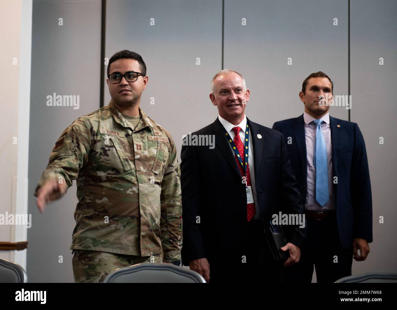 Captain Michael Rivera, Left, 436. Airlift Wing Judge Chief of Military Justice, stellt Robert Coupe, Center, Delaware Department of Justice, Generalstabschef des Generalstaatsanwalts, und A.J. vor Roop, rechts, Staatsanwalt des Justizministeriums von Delaware, auf der Luftwaffenbasis Dover, Delaware, 15. September 2022. Die wichtigsten Leiter des Justizministeriums von Delaware besuchten die AW ja 436., um die Partnerschaft zwischen lokalen Gerichtsbarkeiten und Befehlshabern im Streben nach Ordnung und Disziplin zu stärken. Stockfoto