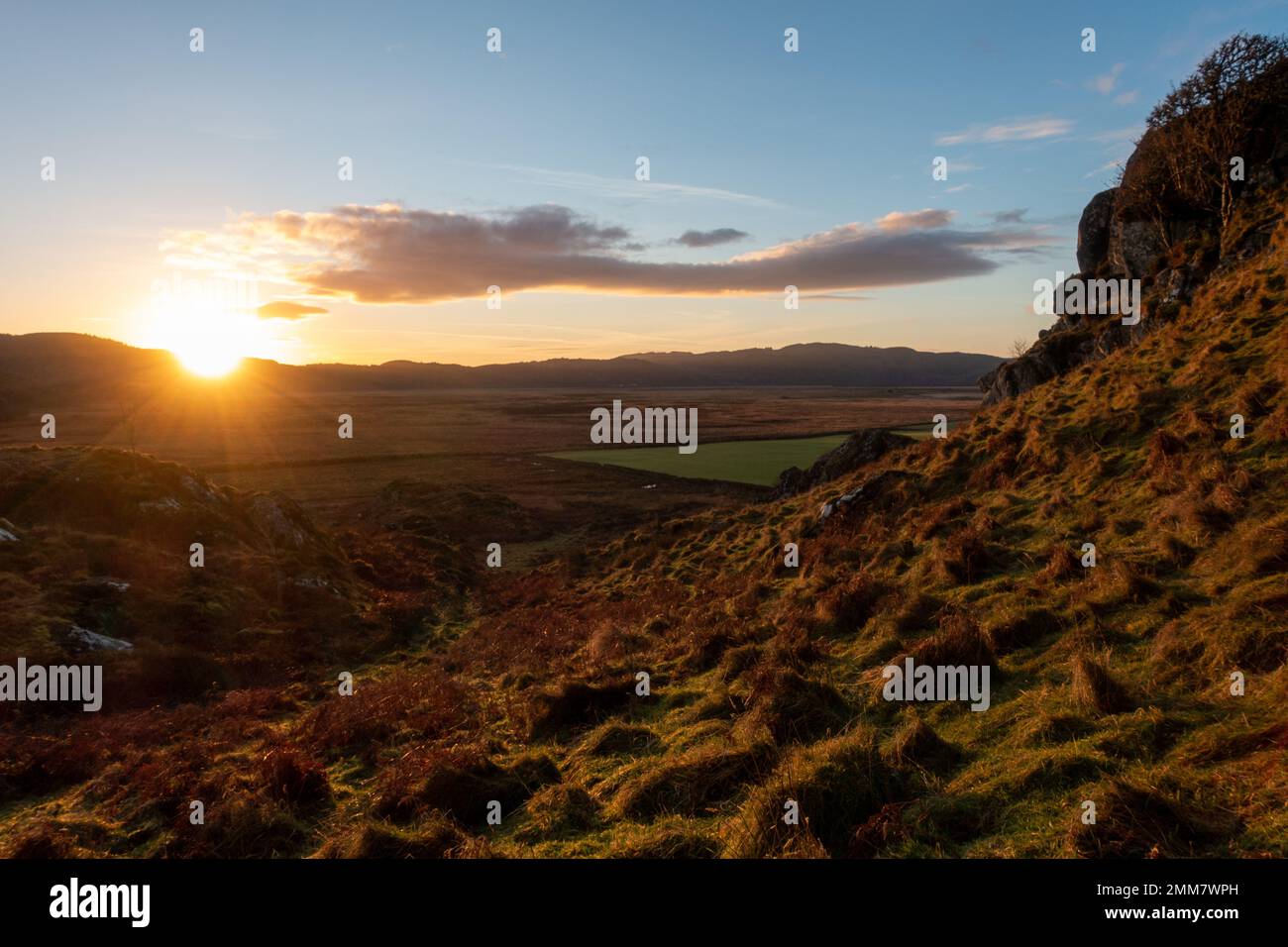 In der Nähe des Gipfels der Dunadd Hill Fort bei Sonnenuntergang, in der Nähe von Lochgilphead, Argyll, Schottland, Großbritannien Stockfoto