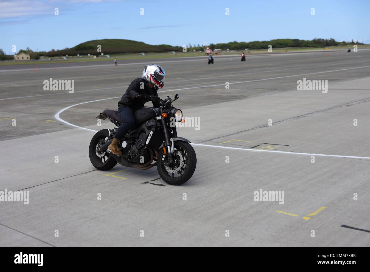 US-Armee 1LT. Yang Liu, 84. Ingenieur-Bataillon, nimmt am California Superbike School Advanced Rider Track Day auf der Marine Corps Base Hawaii, 15. September 2022 Teil. Der Advanced Rider Track Day ermöglichte es den Fahrern, ihre Fähigkeiten im Motorradhandling zu entwickeln oder zu verfeinern, indem sie sowohl Fahrer als auch Motorrad an physische und mechanische Grenzen drängten, die unter den aktuellen Grundtrainingsbedingungen nicht möglich sind. Stockfoto