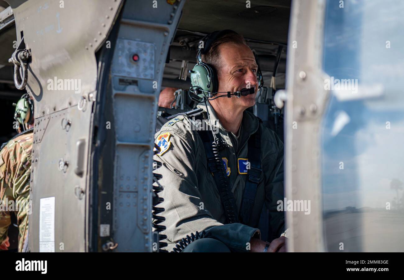 US Air Force Maj. General Corey Martin, 18. Kommandant der Luftwaffe, spricht mit einem Marinepatrolman, der dem 6. Security Forces Squadron während einer Tour auf dem MacDill Air Force Base, Florida, am 15. September 2022 zugewiesen wurde. Martin ritt mit den Patrolmännern, um die Rollen und Verantwortlichkeiten bei der Bereitstellung von Basissicherheit für einen großen Küstenstreifen besser zu verstehen. Die 6. SFS Marine Patrol Unit ist die einzige voll einsatzfähige Einheit der Luftwaffe mit 24/7 Einheiten und ist für den Schutz eines der größten Küstenverbotsgebiete im Verteidigungsministerium verantwortlich. Stockfoto