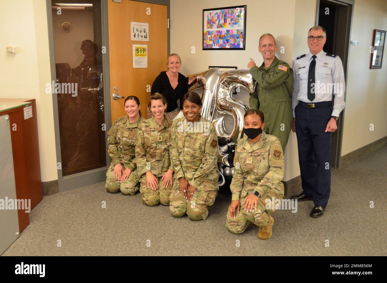 Unterste Reihe: SRA Alexis Wheeler, Maj. Katelyn Fabbri, Chief Master Sgt. Rosiline Ratliff und SRA. Ladria Turner. Oberste Reihe: Mrs. Tammy Vezina, Col. Joseph Janik und LT. Col. Rodney Furr Stockfoto