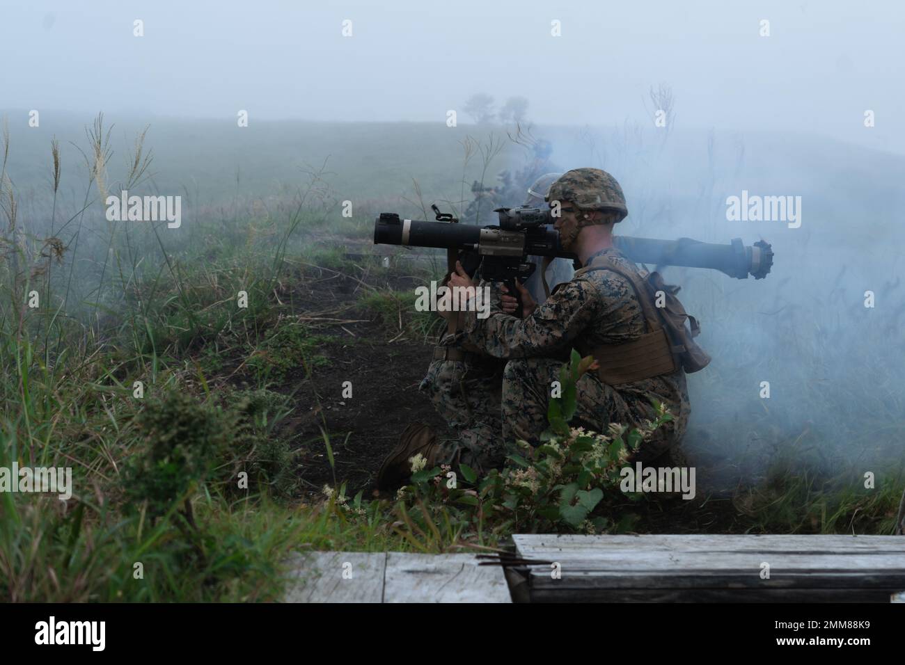 U.S. Marine Corps Lance CPL. Atticus Pond (vorne) und CPL. Jacob Michaltz (hinten), beide Schützen mit 3D Bataillons und 3D Marineinfanteristen, feuern während der Fuji Viper 22,5 im Combined Arms Training Center, Camp Fuji, Japan, am 15. September 2022 eine Mk 153-Schulterwaffe. Übung Fuji Viper ist ein Beispiel für ein realistisches Training, das tödliche, einsatzbereite und anpassungsfähige Kräfte hervorbringt, die in der Lage sind, dezentrale Operationen über eine Vielzahl von Missionen durchzuführen. 3/3 wird im Rahmen des Unit Deployment Program im Indo-Pazifik unter 4. Marines, 3D Marine Division, eingesetzt. Michaltz ist ein Stockfoto