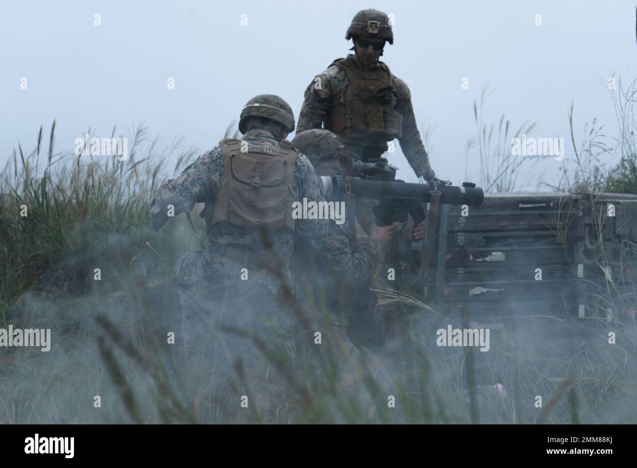 U.S. Marine Corps CPL. Jacob Michaltz (links) und Lance CPL. Atticus Pond (rechts), beide Schützen mit 3D Bataillon, 3D Marineinfanteristen, laden während der Fuji Viper 22,5 im Combined Arms Training Center, Camp Fuji, Japan, 15. September 2022 eine Mk 153-Schulterwaffe. Übung Fuji Viper ist ein Beispiel für ein realistisches Training, das tödliche, einsatzbereite und anpassungsfähige Kräfte hervorbringt, die in der Lage sind, dezentrale Operationen über eine Vielzahl von Missionen durchzuführen. 3/3 wird im Rahmen des Unit Deployment Program im Indo-Pazifik unter 4. Marines, 3D Marine Division, eingesetzt. Michaltz ist ein Stockfoto