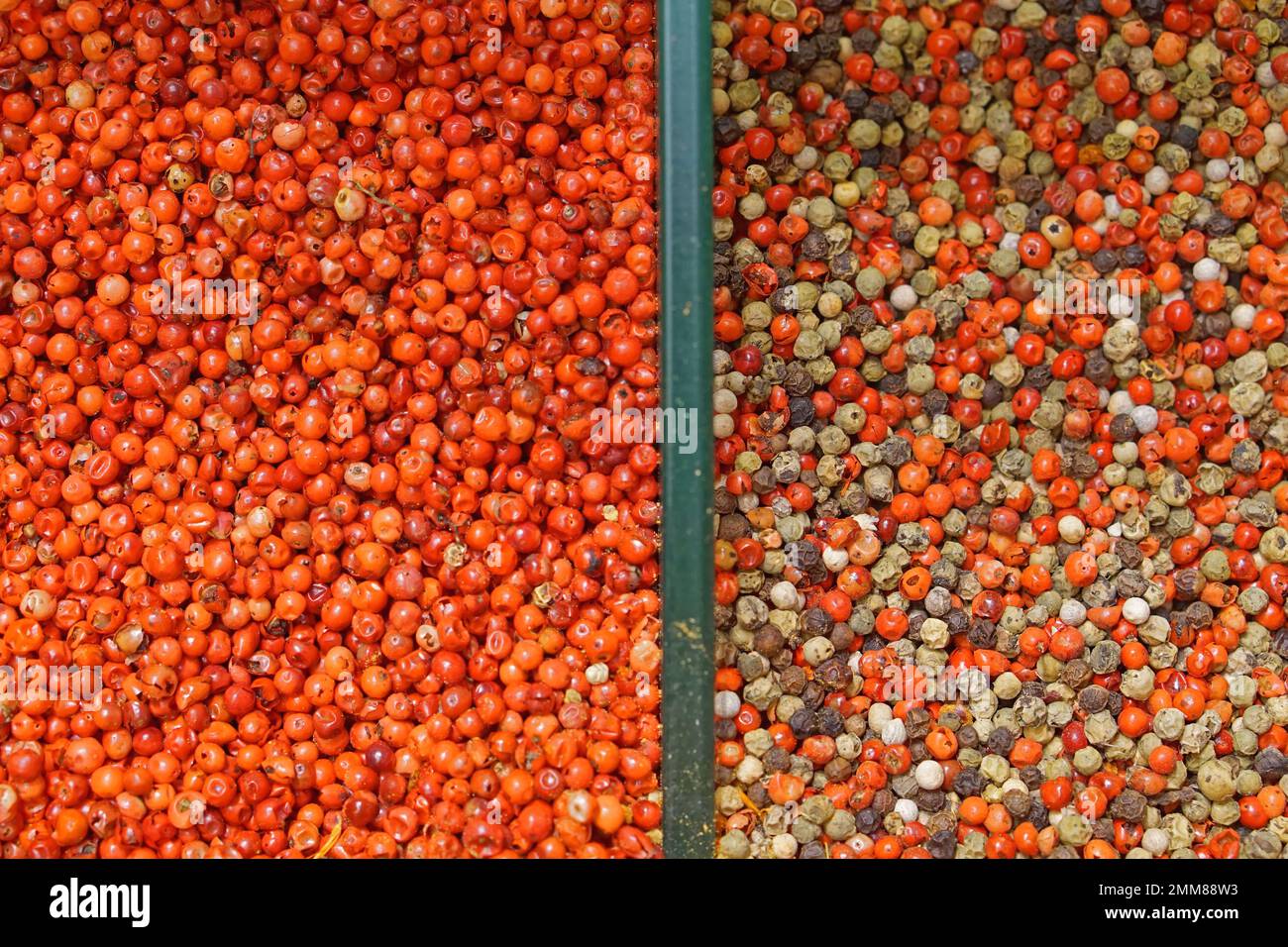 Rote Pfefferkörner gemischte Pfeffergewürze auf dem Massengutmarkt Stockfoto