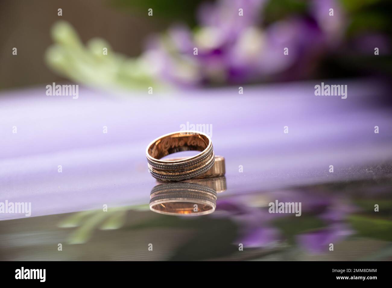 Zwei goldene Hochzeit Ringe auf dunklem Spiegelhintergrund, goldene Hochzeit Ringe, Hochzeit Stockfoto
