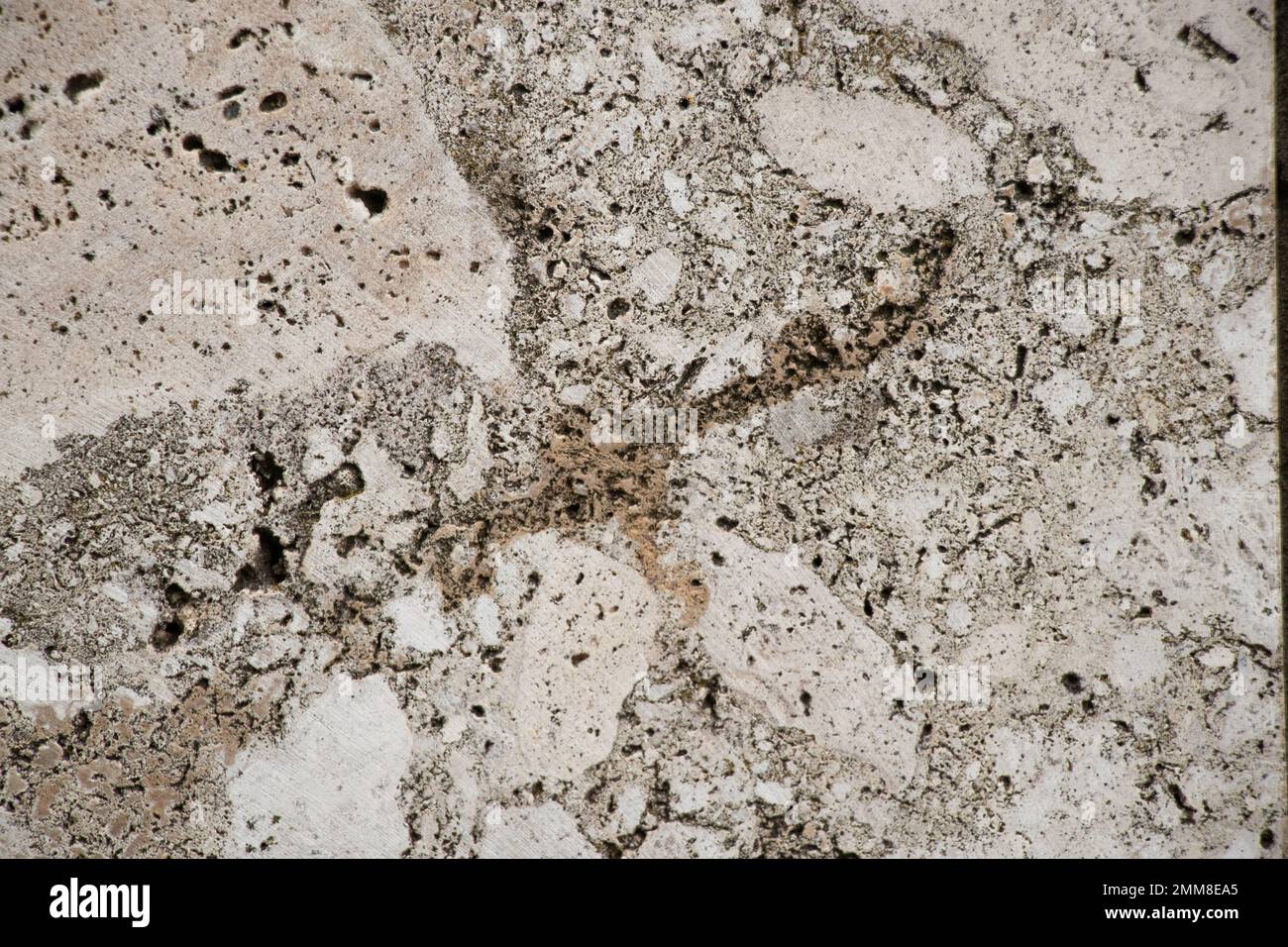 Alte Marmor Stein Licht Wand mit Rissen und Löchern als Hintergrund, Steinhaus Wand, Fliesen Stockfoto