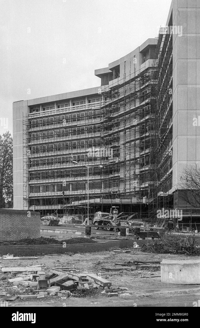 1974 archiviert Schwarzweißfoto des Charter House in Ashford während der Bauarbeiten, mit frühen Standards des Gerüsts. Das Gebäude wurde als Bürohauptstadt der Charta eröffnet, 1975 konsolidiert und später in Panorama umbenannt und in Wohnwohnungen umgewandelt. Stockfoto