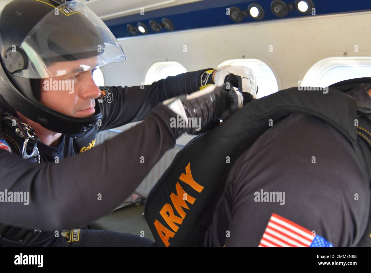 Sgt. 1. Klasse Marcus Denniston, der dem US Army Fallschirmteam, bekannt als The Golden Knights, zugewiesen wurde, führt vor einem Tandemsprung in Davis, Kalifornien, am 15. September 2022 eine Ausrüstungsprüfung durch. Die Golden Knights haben sich mit dem Northern California Recruiting Bataillon zusammengetan, um zugelassenen Gemeinschaftspartnern wie lokalen und nationalen Prominenten, Medienmitarbeitern, Pädagogen und Gemeindeführern Tandemsprünge zu bieten. Diese Tandem-Sprünge ermöglichen es den Teilnehmern, den freien Fall mit den Golden Knights in einem sicheren, sorgfältig kontrollierten Setting zu erleben, um die Fähigkeiten und Qualitäten zu demonstrieren Stockfoto