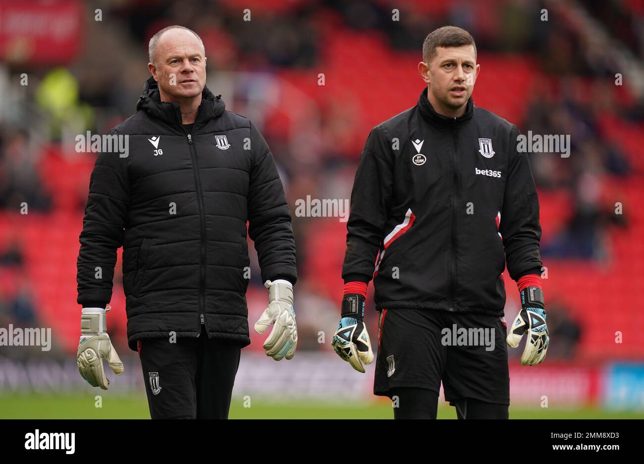 Stoke City Torhüter Jonathan Gould (links) mit Frank Fielding vor dem vierten Spiel des Emirates FA Cup im bet365 Stadium, Stoke-on-Trent. Foto: Sonntag, 29. Januar 2023. Stockfoto