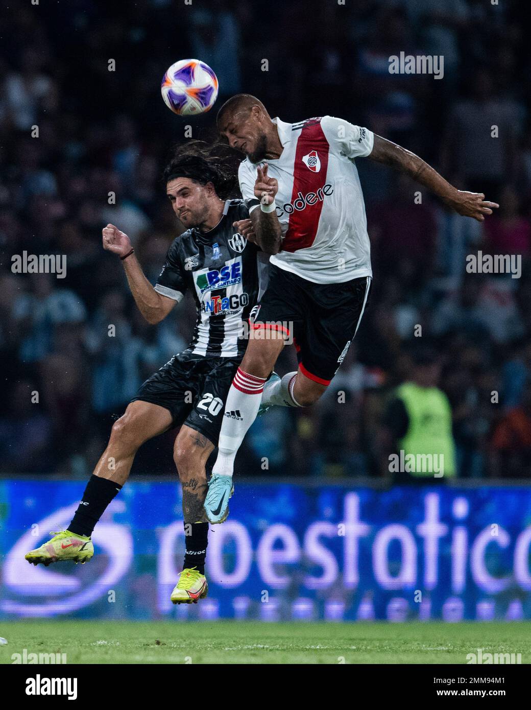 SANTIAGO DEL ESTERO, ARGENTINIEN, 28. JANUAR 2023: Facundo Castelli aus dem Zentrum von Cordoba und Jonathan Maidana von River Plate in Aktion während des Torneo Binance 2023 des argentinischen Liga Profesionalspiels zwischen Central Cordoba und River Plate im Stadium Único Madre de Ciudades in Santiago del Estero, Argentinien am 28. Januar 2023. Foto von SFSI Stockfoto