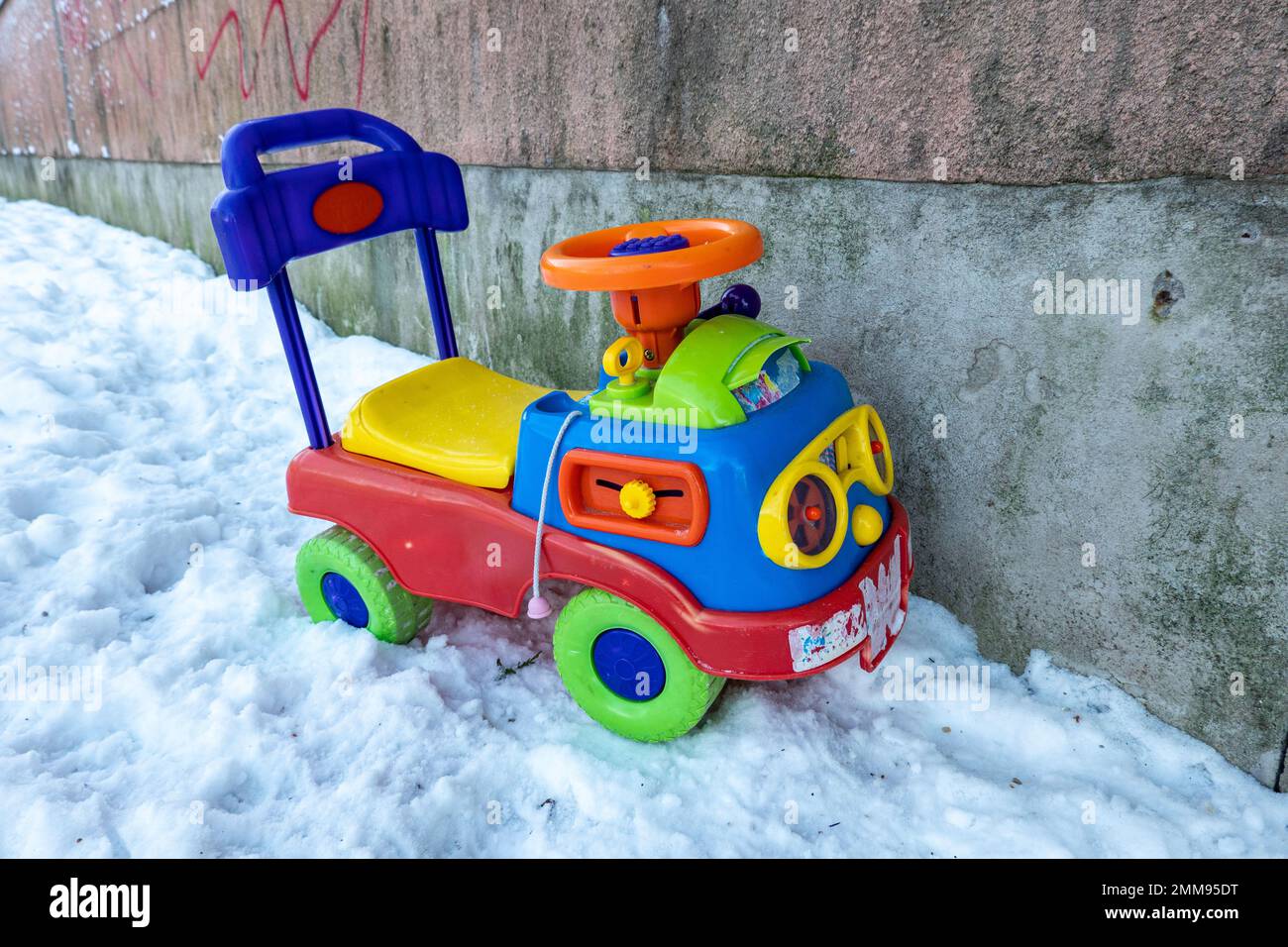 Kinderfahrzeugauto im Schnee Stockfoto