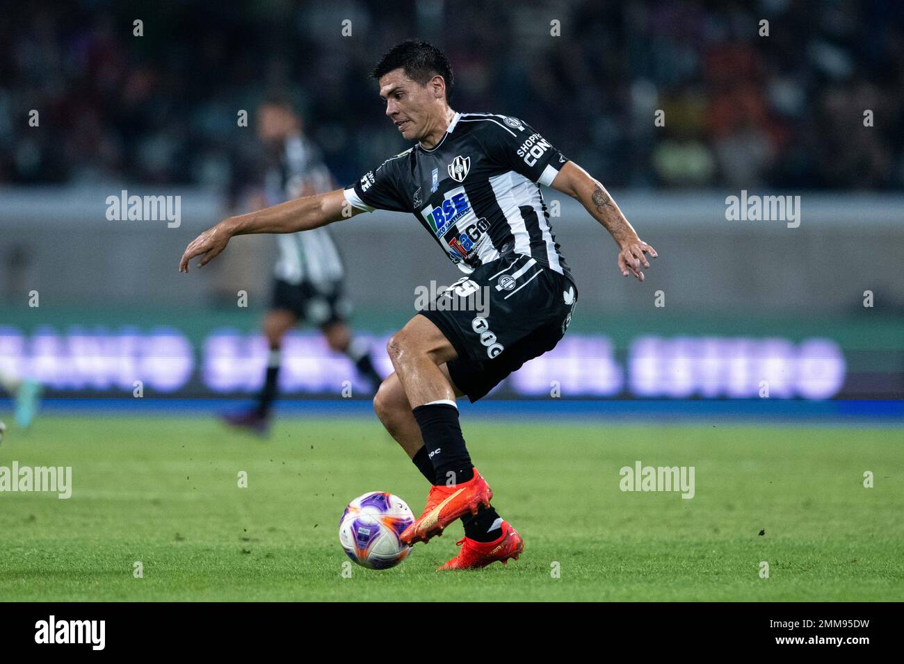 SANTIAGO DEL ESTERO, ARGENTINIEN, 28. Januar 2023: Gustavo Canto von River Plate Control Ball während des Torneo Binance 2023 des argentinischen Liga Profesionalspiels zwischen Central Cordoba und River Plate im Stadium Único Madre de Ciudades in Santiago del Estero, Argentinien am 28. Januar 2023. Foto von SFSI Stockfoto