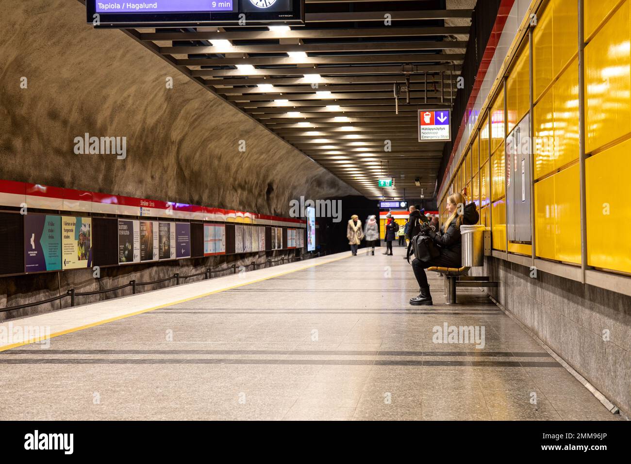 Menschen, die auf den Zug warten, an der U-Bahn-Station Sörnäinen in Helsinki, Finnland Stockfoto
