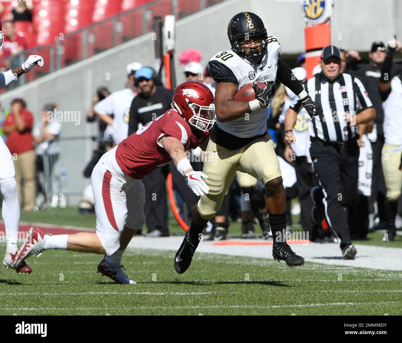 Arkansas defender Bumper Pool tackles Vanderbilt receiver Jared Pinkney in the second half of an NCAA college football game Saturday, Oct. 27, 2018, in Fayetteville, Ark. (AP Photo/Michael Woods) Stockfoto