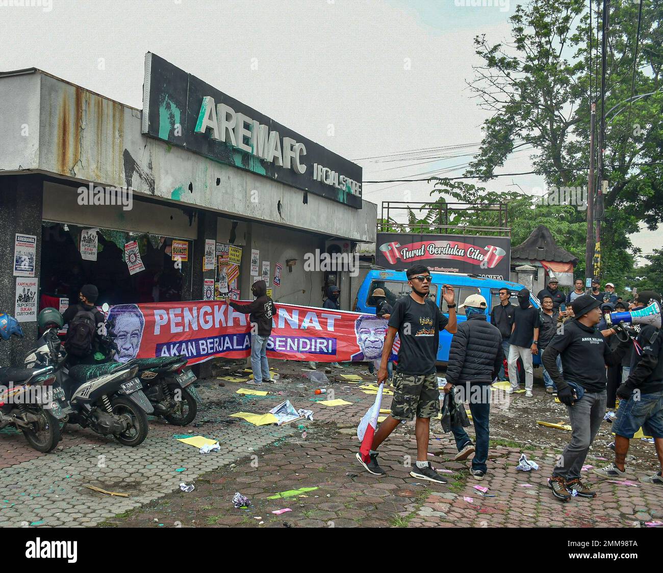 Malang, Indonesien. 29. Januar 2023. Die Fußballfans des Arema FC führten eine Demonstration vor dem Management-Büro des Arema FC Clubs durch, die im Chaos endete. Sie fordern von Arema FC Verantwortung für die Kanjuruhan-Tragödie, bei der 135 Menschen ums Leben kamen. (Foto: Moch Farabi Wardana/Pacific Press) Kredit: Pacific Press Media Production Corp./Alamy Live News Stockfoto