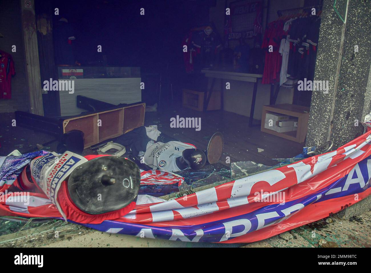 Malang, Indonesien. 29. Januar 2023. Die Fußballfans des Arema FC führten eine Demonstration vor dem Management-Büro des Arema FC Clubs durch, die im Chaos endete. Sie fordern von Arema FC Verantwortung für die Kanjuruhan-Tragödie, bei der 135 Menschen ums Leben kamen. (Foto: Moch Farabi Wardana/Pacific Press) Kredit: Pacific Press Media Production Corp./Alamy Live News Stockfoto