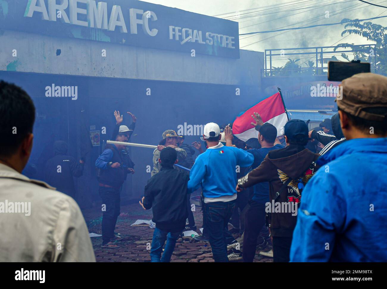 Malang, Indonesien. 29. Januar 2023. Die Fußballfans des Arema FC führten eine Demonstration vor dem Management-Büro des Arema FC Clubs durch, die im Chaos endete. Sie fordern von Arema FC Verantwortung für die Kanjuruhan-Tragödie, bei der 135 Menschen ums Leben kamen. (Foto: Moch Farabi Wardana/Pacific Press) Kredit: Pacific Press Media Production Corp./Alamy Live News Stockfoto