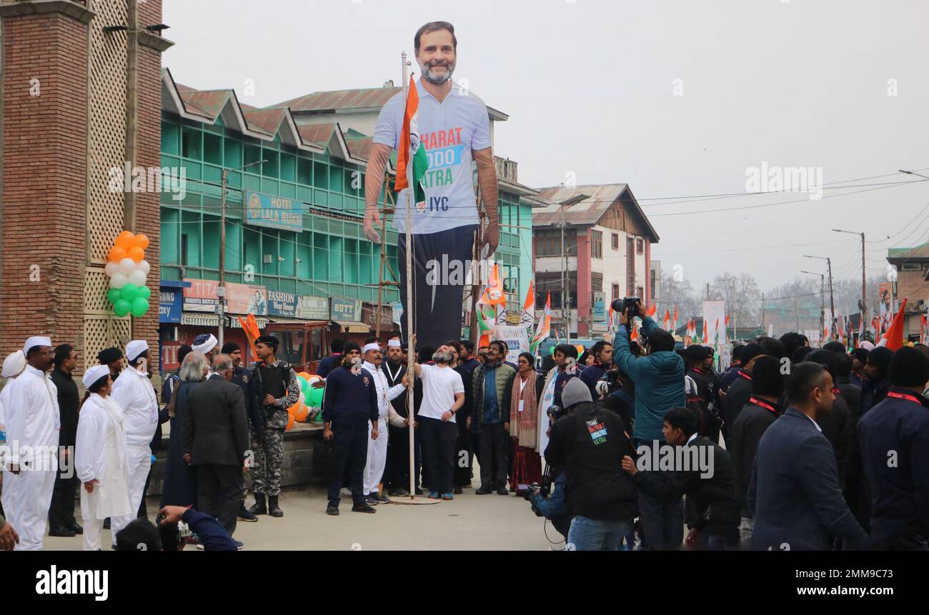 Srinagar, Indien. 29. Januar 2023. Rahul Gandhi (L) und seine Schwester Priyanka Gandhi hissen die indische Nationalflagge während des marsches „Bharat Jodo Yatra“ am 29. Januar 2023 in Srinagar. (Foto von Mubashir Hassan/Pacific Press) Kredit: Pacific Press Media Production Corp./Alamy Live News Stockfoto