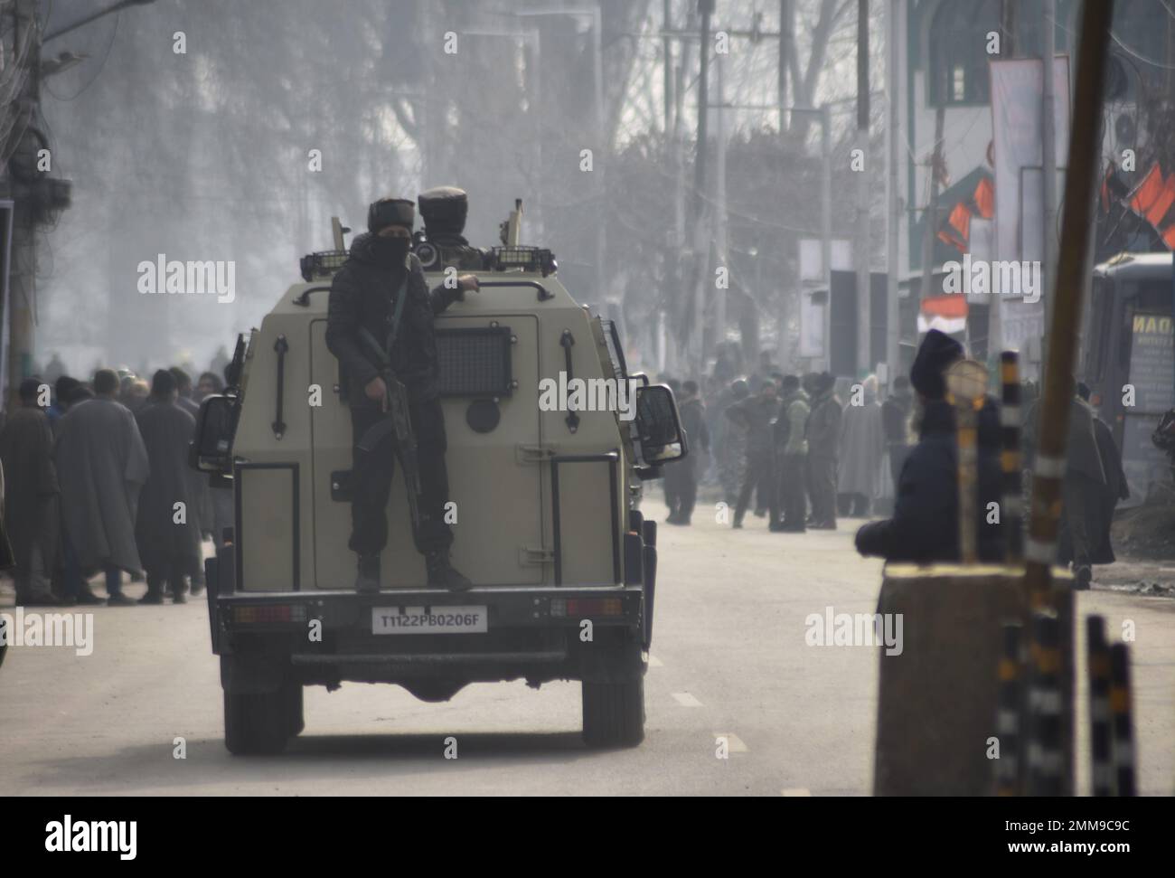 Srinagar, Indien. 29. Januar 2023. Indische paramilitärische Soldaten stehen während des marsches von „Bharat Jodo Yatra“ in Srinagar am 29. Januar 2023 auf einem gepanzerten Fahrzeug Wache. (Foto von Mubashir Hassan/Pacific Press) Kredit: Pacific Press Media Production Corp./Alamy Live News Stockfoto