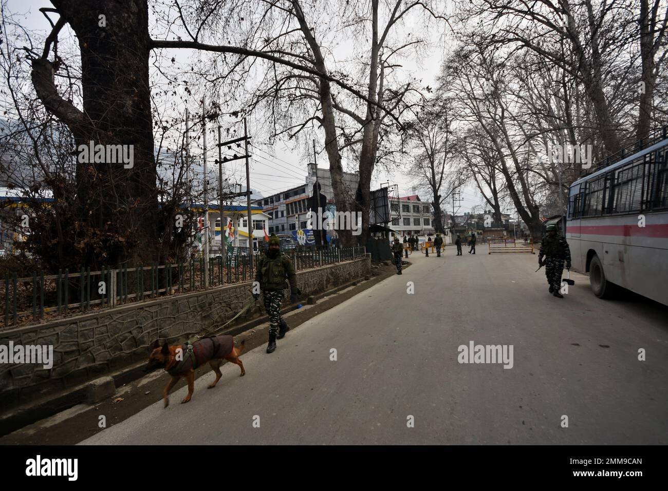 Srinagar, Indien. 29. Januar 2023. Indische paramilitärische Soldaten stehen Wache während des „Bharat Jodo Yatra“-marsches in Srinagar Süd-Kaschmir am 29. Januar 2023. (Foto von Mubashir Hassan/Pacific Press) Kredit: Pacific Press Media Production Corp./Alamy Live News Stockfoto