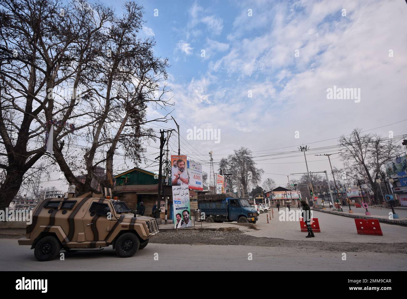 Srinagar, Indien. 29. Januar 2023. Indische paramilitärische Soldaten stehen Wache während des marsches von Bharat Jodo Yatra am 29. Januar 2023 in Srinagar, Südkaschmir. (Foto von Mubashir Hassan/Pacific Press) Kredit: Pacific Press Media Production Corp./Alamy Live News Stockfoto