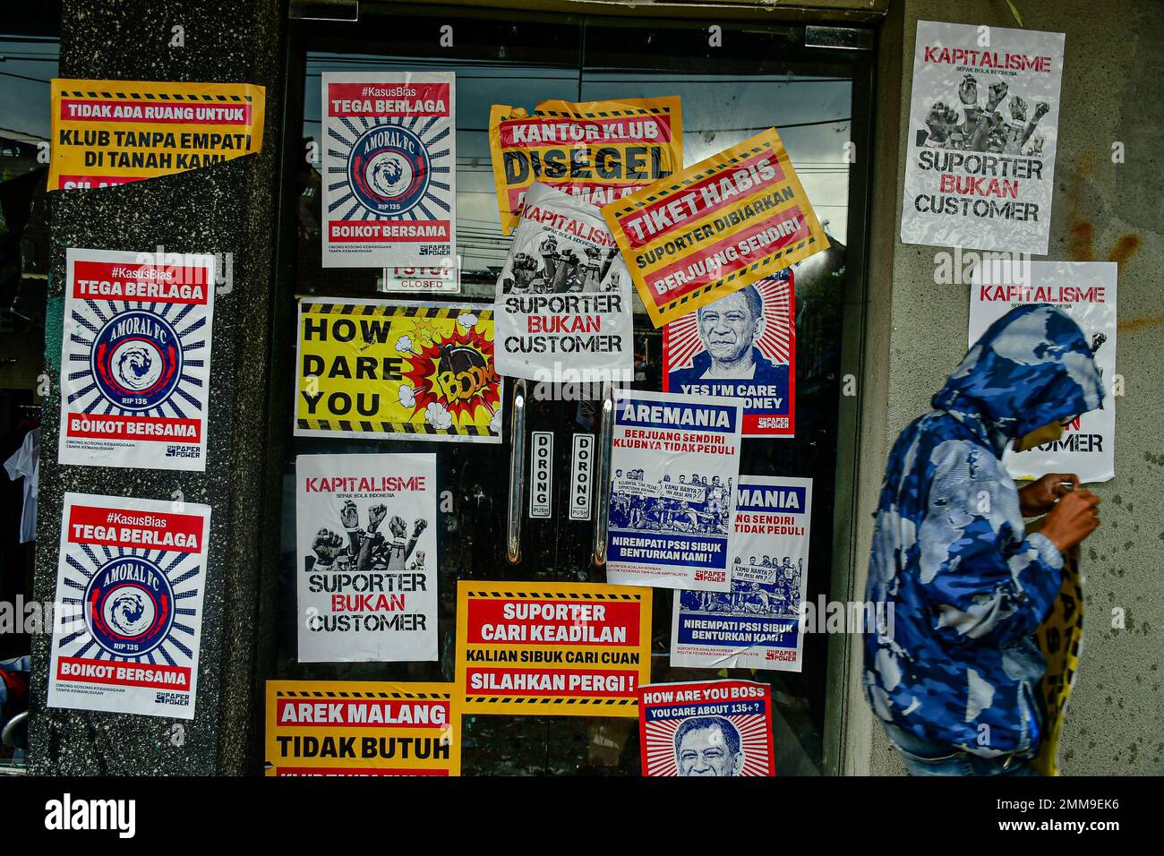 Malang, Ost-Java, Indonesien. 29. Januar 2023. Die Fußballfans des Arema FC führten eine Demonstration vor dem Management-Büro des Arema FC Clubs durch, die im Chaos endete. Sie fordern von Arema FC Verantwortung für die Kanjuruhan-Tragödie, bei der 135 Menschen ums Leben kamen. (Kreditbild: © Moch Farabi Wardana/Pacific Press via ZUMA Press Wire) NUR REDAKTIONELLE VERWENDUNG! Nicht für den kommerziellen GEBRAUCH! Stockfoto