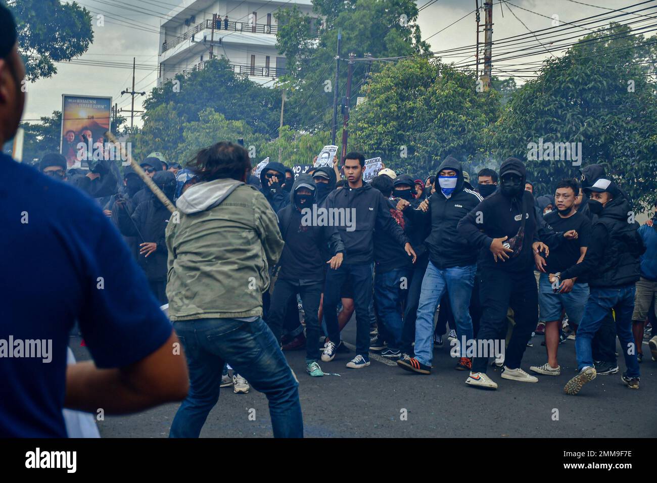 Malang, Ost-Java, Indonesien. 29. Januar 2023. Die Fußballfans des Arema FC führten eine Demonstration vor dem Management-Büro des Arema FC Clubs durch, die im Chaos endete. Sie fordern von Arema FC Verantwortung für die Kanjuruhan-Tragödie, bei der 135 Menschen ums Leben kamen. (Kreditbild: © Moch Farabi Wardana/Pacific Press via ZUMA Press Wire) NUR REDAKTIONELLE VERWENDUNG! Nicht für den kommerziellen GEBRAUCH! Stockfoto